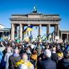 Menschen nehmen an der Solidaritätsdemonstration des Vereins Vitsche «Zusammen Demokratie verteidigen» teil.