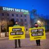 Zum zweiten Jahrestag des Beginns des Ukraine-Krieges projiziert Greenpeace den Satz «Stoppt das Töten!» an die Fassade der russischen Botschaft in Berlin.