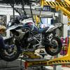 Eine Auszubildende arbeitet im Motorradwerk in Spandau an der Fertigung einer BMW R 1250 GS Trophy.