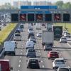 LKW und PKW stauen sich auf der Autobahn A8 in Richtung München.