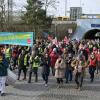 Die Teilnehmer einer Demonstration zum Internationalen Frauentag gehen durch die Hennigsdorfer Innenstadt.