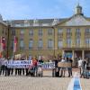 Letzte Generation vorm Karlsruher Schloss: "Es sterben Leute und die Politik unternimmt nichts"