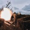Ein ukrainischer Soldat feuert eine Panzerfaust auf russische Stellungen an der Frontlinie in der Nähe von Awdijiwka in der Region Donezk ab.  