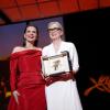 Juliette Binoche (l) und Meryl Streep mit Ehrenpalme bei der Eröffnung des 77. Filmfestivals von Cannes.