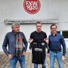 Endlich hat es geklappt: Vereinschef Rene Räpple, Manuel Strahler und der sportliche Leiter Werner Wetzel (von rechts). Foto: Pit Meier