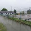 Die Paarplätze des BC Aichach wurden beim Hochwasser komplett überflutet. Den Rasen konnte der Verein retten. Der Ballfangzaun aber muss erneuert werden.