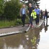 Hubert Aiwanger (links) lässt sich von Bürgermeister Tobias Kunz die Verwüstungen zeigen, die das Hochwasser in Nordendorf hinterlassen hat. 