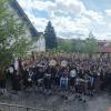 Beim Bezirksmusikertreffen in Obergessertshausen präsentierten rund 300 Musikerinnen und Musiker aus dem ASM-Bezirk 11 Krumbach einen imposanten klangvollen Gemeinschaftschor. Auf unserem Foto zeigen sie den Musikergruß "Instrumente hoch!".