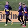 Torwart Bernd Leno (l-r), Torwart Oliver Baumann und Torwart Marc-André ter Stegen laufen gemeinsam über den Platz.