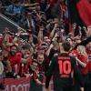 Der neue deutsche Fußball-Meister Bayer Leverkusen feiert am 26. Mai mit seinen Fans.