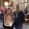 Freiwillige Helferinnen: Daniela Daege mit Tochter Julia Daege (10).