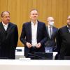 Markus Braun, früherer Wirecard-Vorstandschef (2. v. l.), steht im Münchner Gerichtssaal zwischen seinen Rechtsanwälten Alfred Dierlamm (l) und Nico Werning.