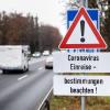 Ein Schild mit der Aufschrift «Coronavirus Einreisebestimmungen beachten!» ist an der Bundesstraße 304 in Richtung Deutschland an der Grenze «Saalachbrücke» zu sehen.