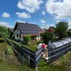 Christa und Harald Lehr vor ihrem Haus in Offingen: Das Wasser stand 40 Zentimeter hoch im Erdgeschoss.