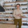 Eva Süss in ihrem Keramikstudio - auf einem Tablett die Stempel, die sie unter anderem zum Dekorieren der Gegenstände gefertigt hat. Auch der Schmuck gehört zu ihren keramischen Kunstwerken.