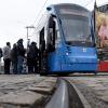 Eine Tram-Bahn steht in der Münchner Innensstadt.