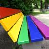 Eine Regenbogen-Bank am Spielplatz in der Rote-Torwall-Anlage. 
