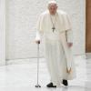 Nur noch selten ist Papst Franziskus bei offiziellen Anlässen auf eigenen Füßen unterwegs. Vor den Osterfeiertagen sind nicht nur Katholiken gespannt, ob der 87-Jährige das anstrengende Programm bewältigen kann. 