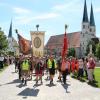 Mit Fahne, Bannern und Kreuzen an der Spitze des Zuges zogen die Wallfahrer der Gruppe 3 über den Kapellplatz in die Altöttinger Basilika ein.