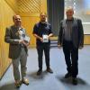 Gerhard Beck (rechts) bedankte sich bei seinen Referenten-Kollegen Dr. Roland Linck (links) und Matthias Tschuch auch mit einem Dokumentationsband der letzten Rieser Kulturtage.