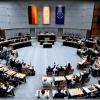 Die Abgeordneten stimmen bei der Plenarsitzung des Berliner Abgeordnetenhauses zu einem Antrag ab.