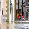 Ein Rettungsboot fährt in der Altstadt durch das Hochwasser der Donau.