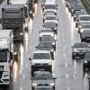 Autos und Lastkraftwagen stauen sich bei Regen auf der Autobahn A8 nahe des Stuttgarter Flughafens.