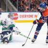 Vancouvers Torwart Arturs Silovs (31) stoppt den Schuss von Leon Draisaitl (29).