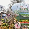 Den Platz vor der Grundschule haben die Ehrenamtlichen mit allerlei Blumen, Eiern und Hasen aufwendig dekoriert.