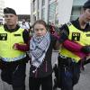 Klimaaktivistin Greta Thunberg wird von der Polizei während einer Protestkundgebung im Rahmen des Eurovision Song Contest abgeführt.