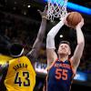 Isaiah Hartenstein (r) von den New York Knicks zieht gegen Pascal Siakam von den Indiana Pacers zum Korb.