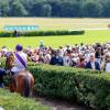 Übersicht bei dem 131. Longines Großer Preis von Berlin Pferderennen auf der Rennbahn Hoppegarten.