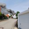 Eine riesige Rauchwolke stand über Mündling, als das landwirtschaftliche Anwesen am Samstag brannte.