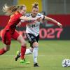 Deutschlands Alexandra Popp (r) und Belgiens Feli Delacauw versuchen, an den Ball zu kommen. Delacauw wechselt im Sommer zur TSG 1899 Hoffenheim.