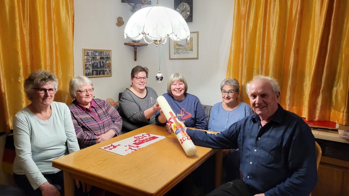 Die Dießener Osterkerzen stehen für die Osternacht bereit