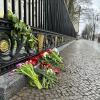 Blumen liegen am Zaun der Russischen Botschaft in Berlin: Bei einem Anschlag auf das Veranstaltungszentrum Crocus City Hall ist die Zahl der Toten nach Angaben der Ermittler weiter gestiegen.