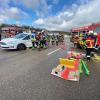 Ein großes Aufgebot an Rettungskräften war nach dem Unfall auf der B25 bei Ebermergen vor Ort.