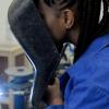 Eine Schülerin aus dem afrikanischen Guinea absolviert in der Metallwerkstatt der Allgemeinen Berufsschule in Bremen einen Kurs im E-Schweißen.