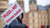 Bei einer Protestaktion vor dem Schweriner Landtag hält eine Teilnehmerin ein Schild mit der Aufschrift «Pflege in Not - Existenzen bedroht!».