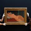 Mitarbeiter des Museums Barberini hängen in Vorbereitung der Ausstellung „Modigliani. Moderne Blicke“ das Gemälde „Liegender Frauenakt auf weißem Kissen“ (1917, Staatsgalerie Stuttgart) von Amedeo Modigliani an die Wand.