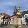 Die Innenstadt ist saniert und Touristen bringen Geld nach Eisenach. Hier: der Marktplatz mit güldenem Stadtpatron St. Georg.
