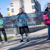 Emil Görtzen (l-r) von Fridays for Future, Jürgen Schirmer von Verdi und Patrick Steinbach vom Verkehrsbetrieb BoGeStra stehen mit einem Banner zum gemeinsamen Aktionstag vor der Verdi-Zentrale in Bochum.