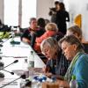 Vertreterinnen der Initiative „Omas gegen Rechts“ treffen sich am Rande der Plenarsitzung des Landtags Brandenburg mit Landtagspräsidentin Ulrike Liedtke.