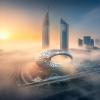 Das „Museum of the Future“ steht in Dubai vor den beiden 355 und 309 Meter hohen, kantigen Emirates Towers im Nebel. Dass der Nebel echt ist, betonte der Architekt des ovalen Gebäudes,  Shaun Killa, im Gespräch mit der Redaktion.