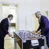 Wer gewinnt das Spiel? Österreichs Bundeskanzler Karl Nehammer (ÖVP) und Österreichs Fußball-Teamchef Ralf Rangnick duellieren sich beim Kickern. Das Thema Neutralität hingegen wird derzeit von fast allen politischen Akteuren abgeblockt. 