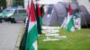 Palästinensische Flaggen stehen an einem Protestcamp vor der Ludwig-Maximilians-Universität (LMU).  