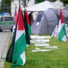 Palästinensische Flaggen stehen an einem Protestcamp vor der Ludwig-Maximilians-Universität (LMU).  
