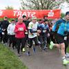 Die Teilnehmer des 14-Kilometer-Laufs beim Lechfeldlauf starten in Obermeitingen. 