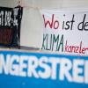 «Sagt die Wahrheit», «Wo ist der Klimakanzler» und «Hungerstreik» ist auf Schildern im Hungerstreik-Camp des Bündnisses «Hungern bis ihr ehrlich seid» im Regierungsviertel zu lesen.