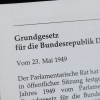 DDR-Bürgerrechtler Gerd Poppe kämpfte 1989 für eine neue DDR-Verfassung. Links: Die Originalausgabe des Grundegesetzes von 1949.